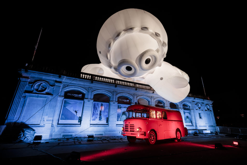 Fête des Lumières 2018, un Anooki géant attrape un camion de pompiers