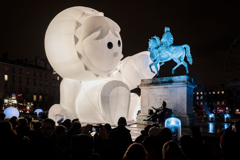 Fête des Lumières de Lyon 2018, un Anooki géant attrape la statue de Louis XIV