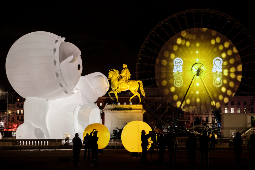 Une installation lumière sur la place Bellecour, lors de la Fête des Lumières de Lyon 2018